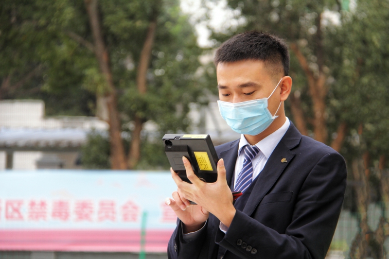 勤学苦练，青年就得这个样儿