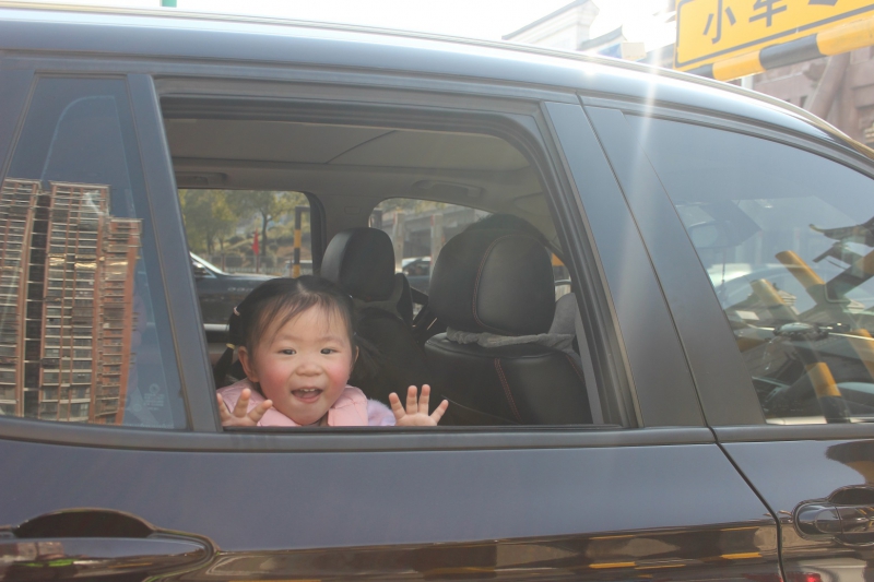 图4   车流中最灿烂的笑容.JPG