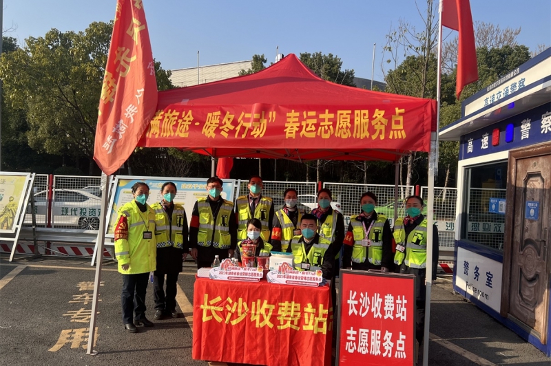 图6  志愿者在服务点轮岗.jpg