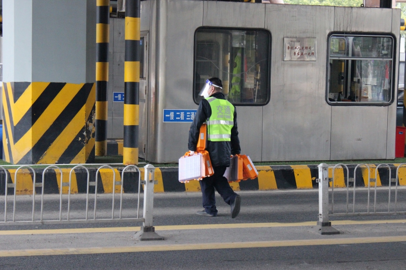 图5  提着卡箱飞跑.JPG