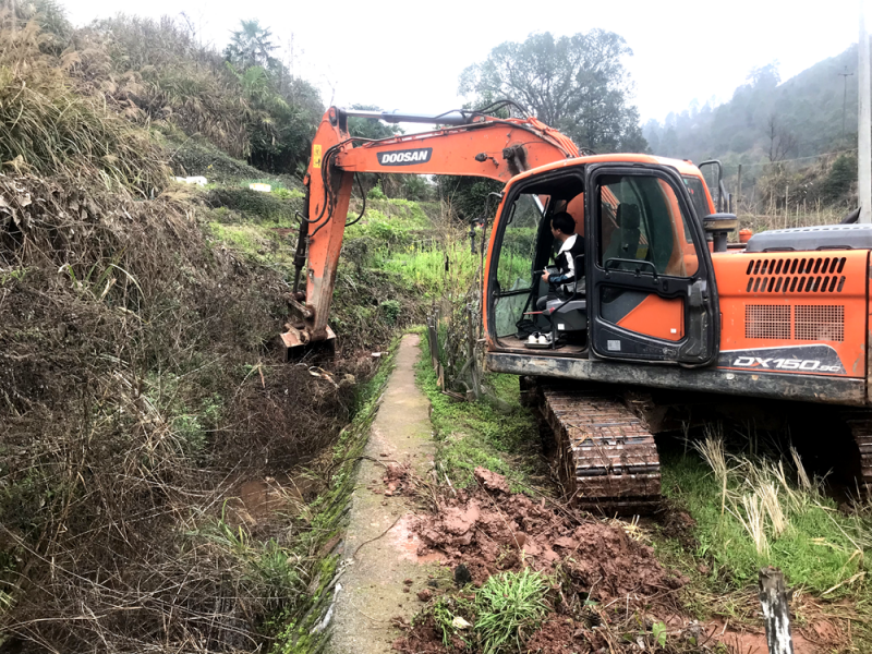 20230314583683.png 帮助村民疏通沟渠.png