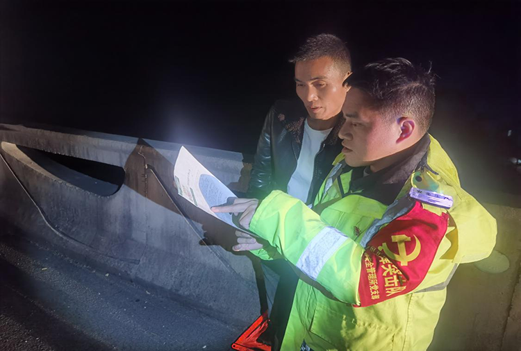 夜幕下为司乘解答车辆救援相关政策.png