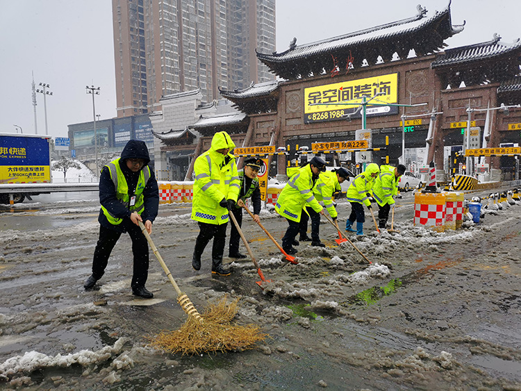 12.长沙收费站组织工作人员在收费广场除冰扫雪.jpg