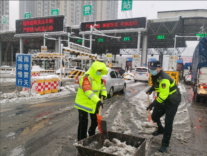 8.雨花收费站清除车道积雪.png