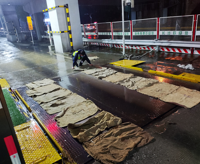 11.长沙收费站在收费车道铺设麻袋防止车辆打滑.png