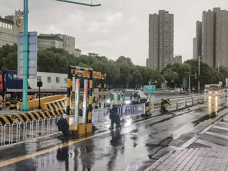 退水后 ，恢复隔离栏杆.jpg