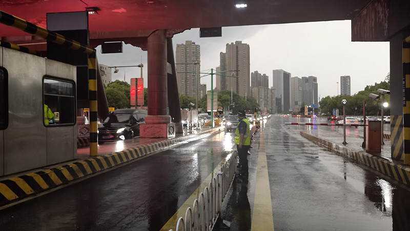 图4  恢复通行后，亭内亭外加快通行引导.jpg