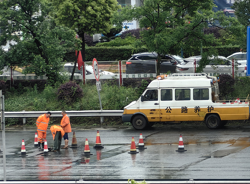 图6   养护人员勘查现场鼓包路面.jpg