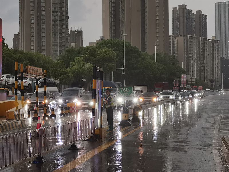 图2  冒雨引导分流.jpg