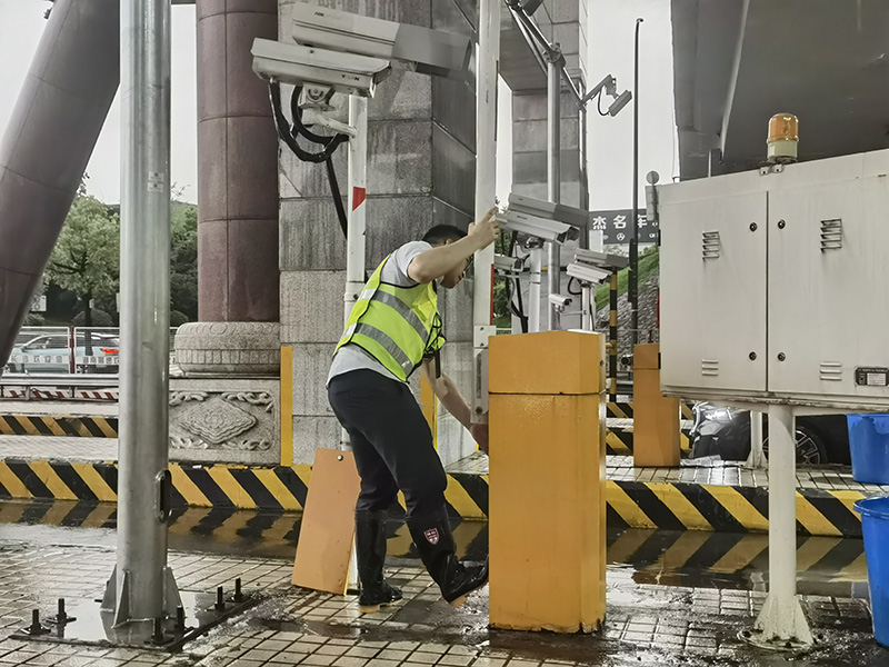 图5  维护员调试设备.jpg