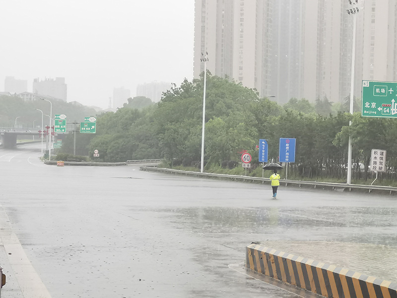 图3   站长查看内广场水势.jpg