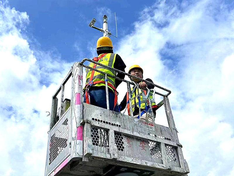 图片4 怀化分公司机电维护员头顶烈日在高空检修作业.jpg