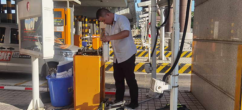 20240819114223.jpg 图片4 维护员修复故障栏杆机.jpg