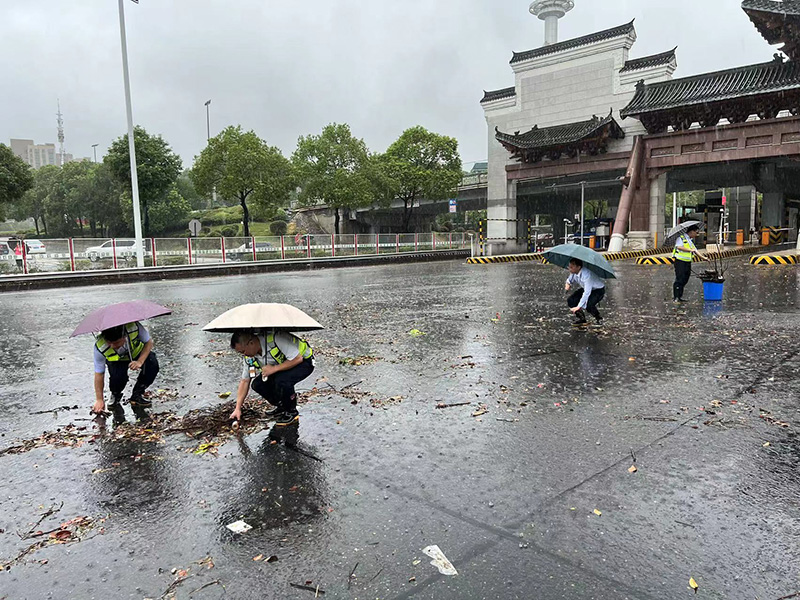 20240819130123.jpg 图3 退水后,在岗人员徒手清理垃圾.jpg