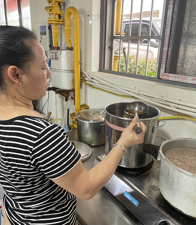 20240819284526.jpg 图6 后勤人员熬制防暑凉茶.jpg