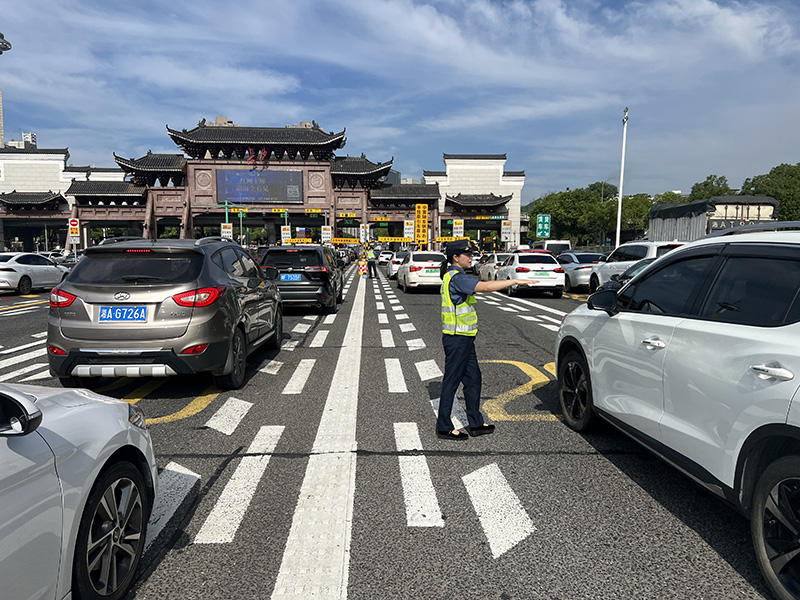 20240819354797.jpg 图片1 支委班子在车流中保畅 启用“先行后付”.jpg