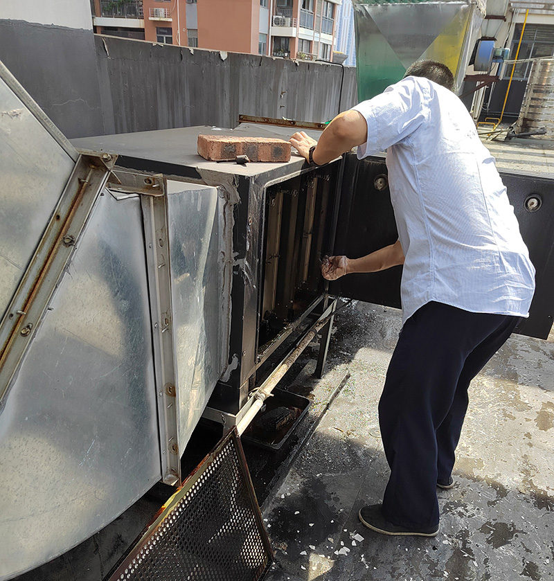 20240819364608.jpg 图7 清洗排烟管道.jpg