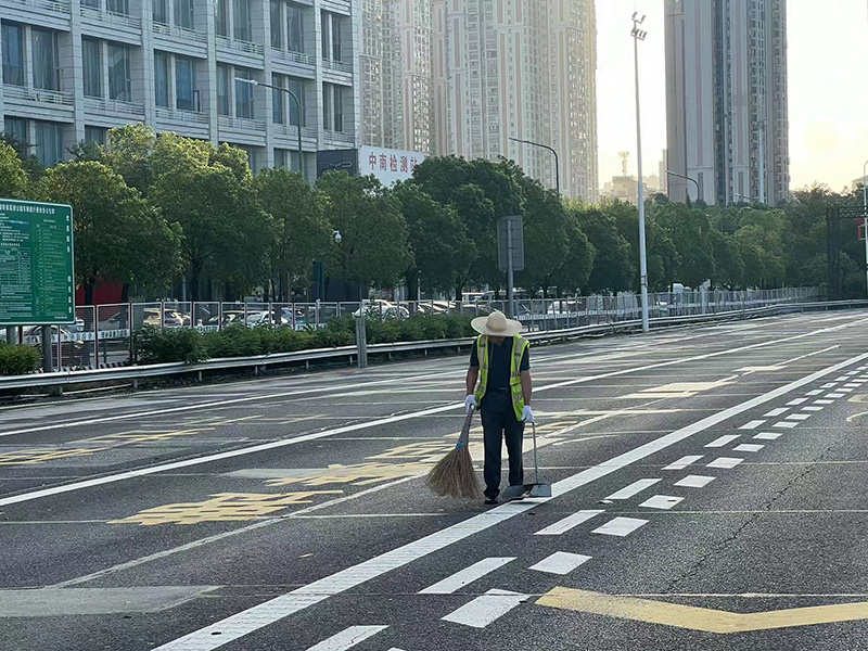 20240819924580.jpg 图5 清晨 保洁人员清扫现场卫生.jpg