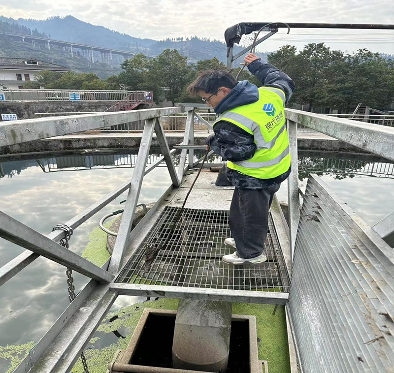 古丈县污水处理厂的青年员工们坚守在自己的岗位，确保了污水处理项目的正常运行。.jpg