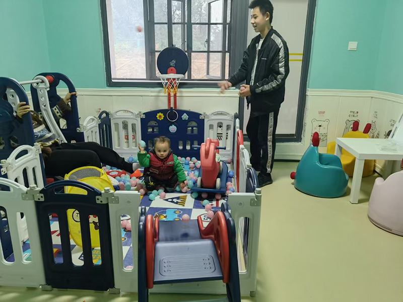 20250208114279.jpg 4.母婴活动室中,小朋友和爸爸一起欢乐嬉戏.jpg