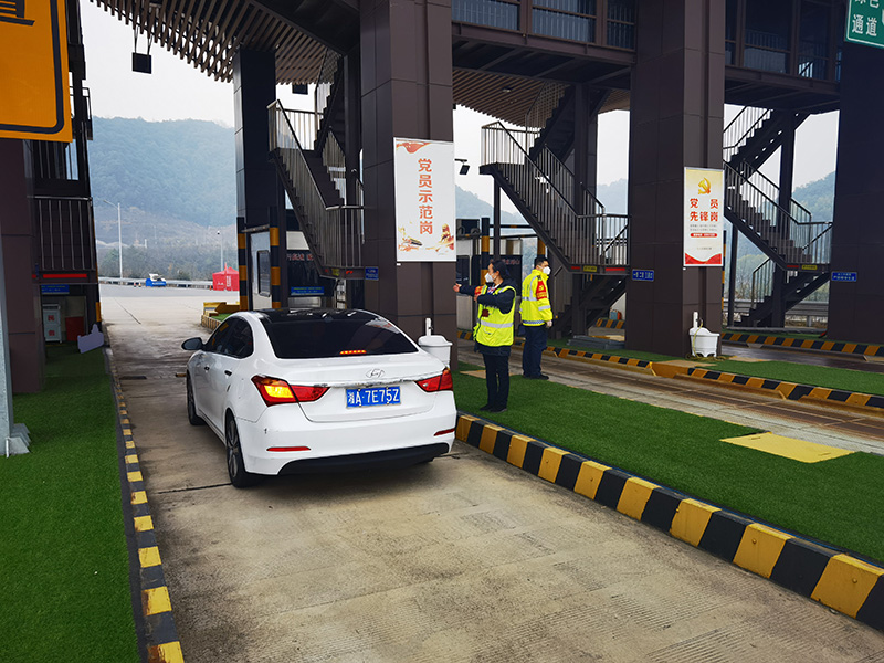 20250208131010.jpg 1.党员在工作中以身作则,指引过往车辆.jpg