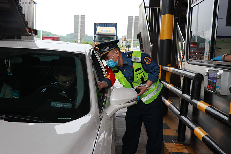 20250208444690.jpg 2.党员热心服务,为司乘排忧解难.jpg