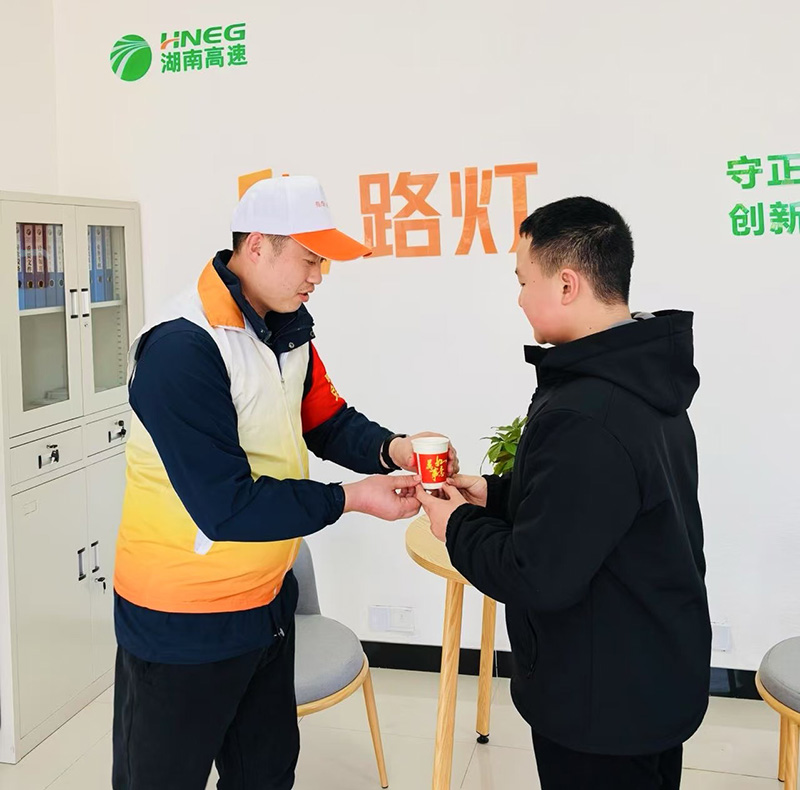 20250208508377.jpg 8.”路灯驿站“迎来的第一位司乘人员,站内志愿热情提供服务.jpg