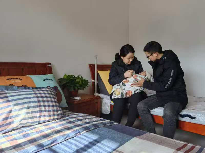 20250208943643.jpg 5.母婴活起居室内,爸爸和妈妈一起关注小宝宝的一颦一笑.jpg